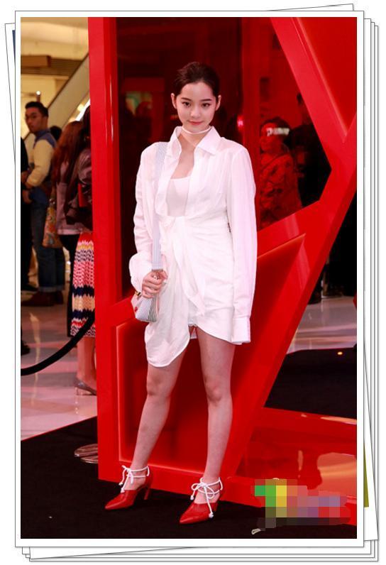 欧阳娜娜上面开好大，下面遮不住，网友：她真的只有18岁吗？