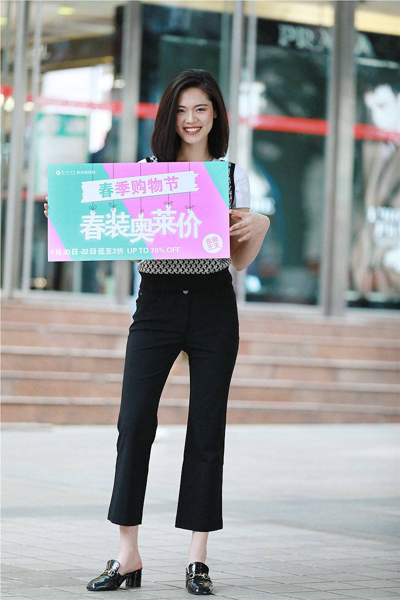 重庆解放碑美女街拍,解放碑步行街拍照姿势女生