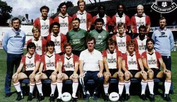 足坛十大传奇马拉多纳,他是打破多项世界纪录的球王