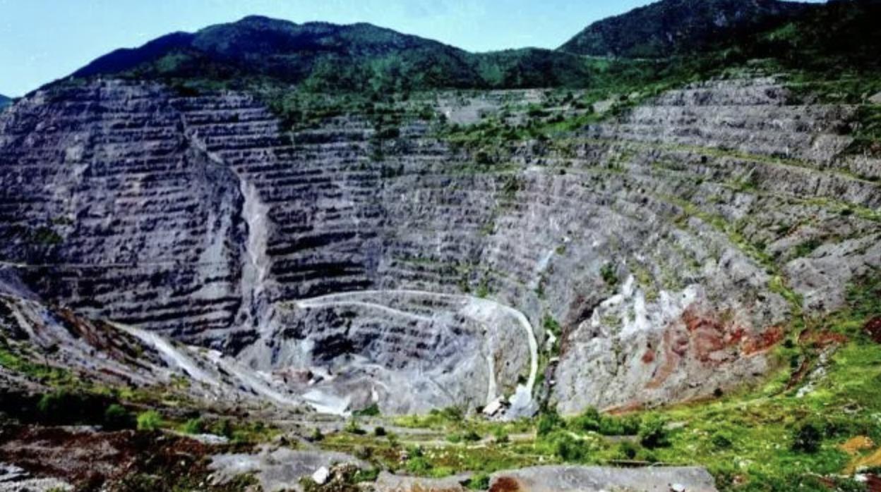 亚洲第一天坑湖北黄石,中国黄石国家公园