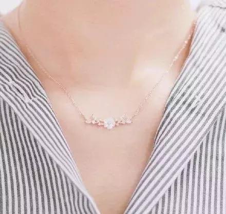 这个春季，你需要一款精致锁骨链，成为搭配中的小心机！