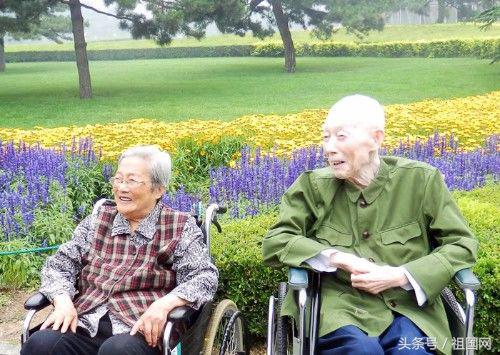 被开除学籍的女孩后来考上军校,被劝退的中学女学生