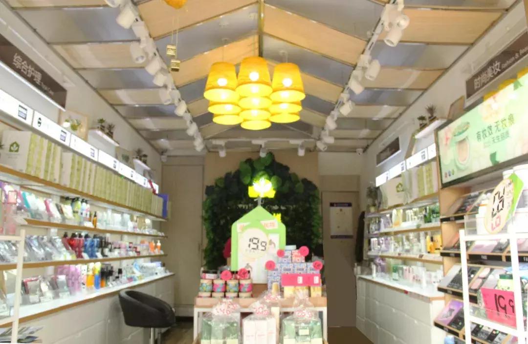 这个卖化妆品的雷老板，在她的店里藏着让女人变美的八字箴言！