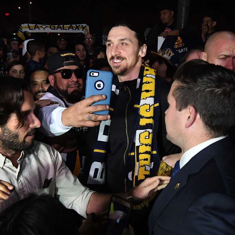 他是足球界的传说，也是装逼界的丰碑我是伊布，你是谁？