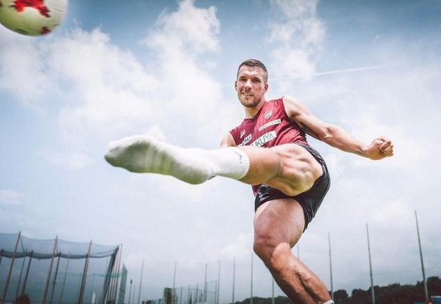 卡洛斯也成为足坛第一大粗腿,足球卡洛斯为什么大腿那么粗