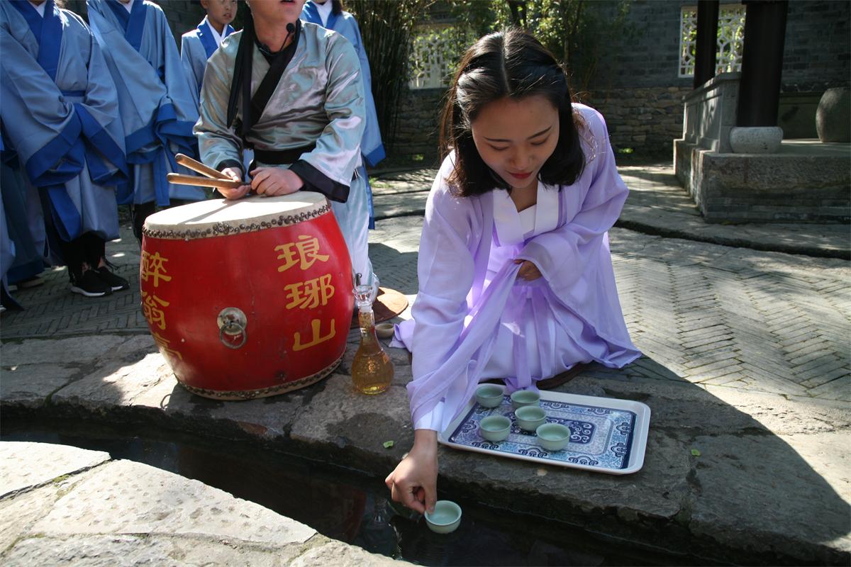鍙や汉鍦ㄩ厭鍚ч噷鍠濋厭,鍙や汉鍘熸潵鏄繖鏍峰枬閰掔殑