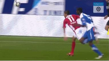 足球场上老被爆头怎么办,足球场上十大惨烈瞬间