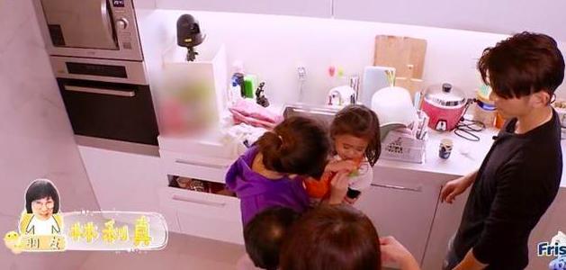 咘咘摔嘴流血,波妞咘咘摔倒