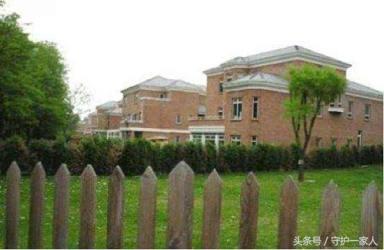 说她是华语歌坛一姐你不信,看看这样的豪宅你还敢不相信吗?