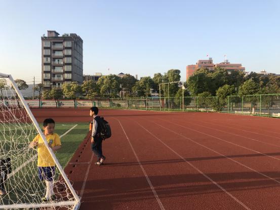 不要只看国外的基础设施，看看我国的小学厉害不厉害！