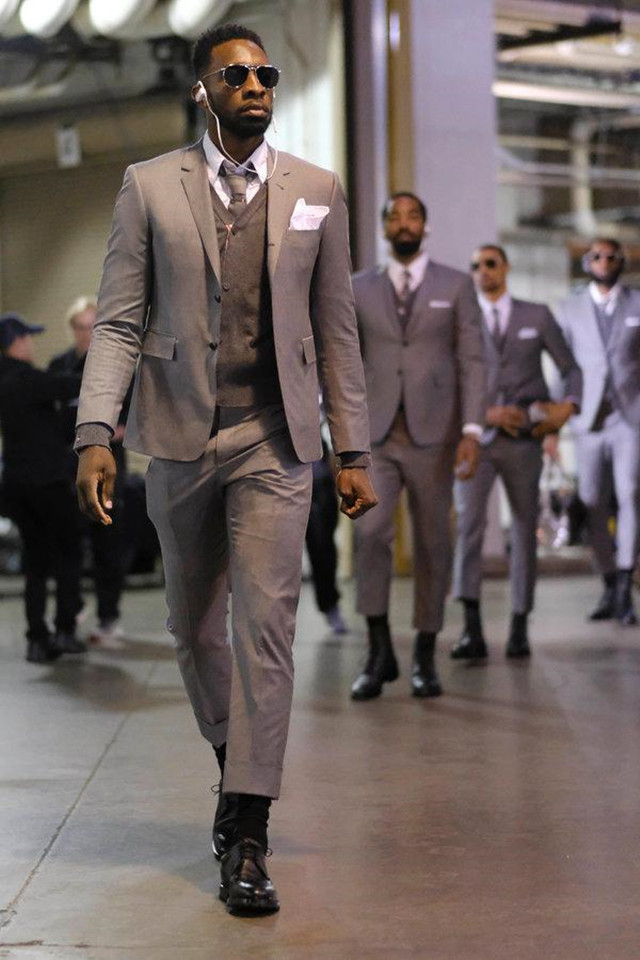 骑士正装进场变身模特队被纽约时报狂赞，詹皇领衔总有一款你的菜