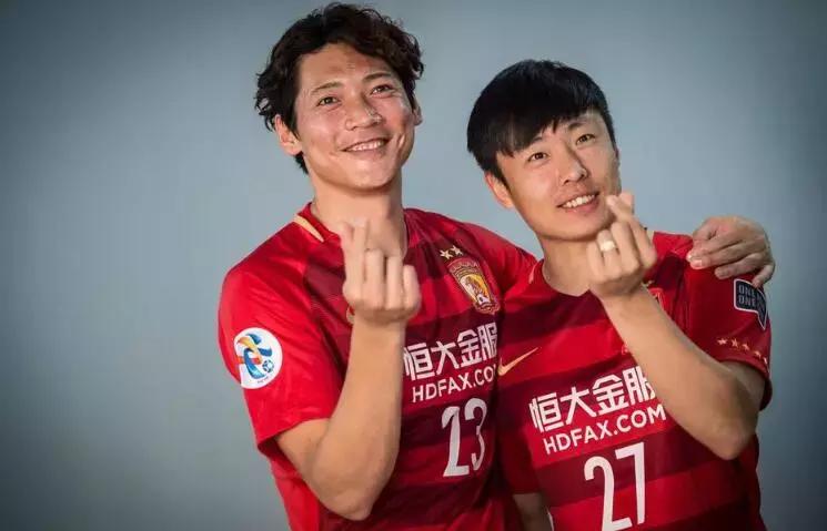 把3:0踢成了2:2，恒大球迷*攻围**队内罪人：这个锅你要背一辈子！