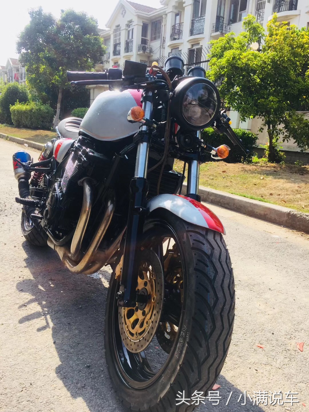 最帅复古摩托车街头回头率百分百,天气越来越热骑三轮车