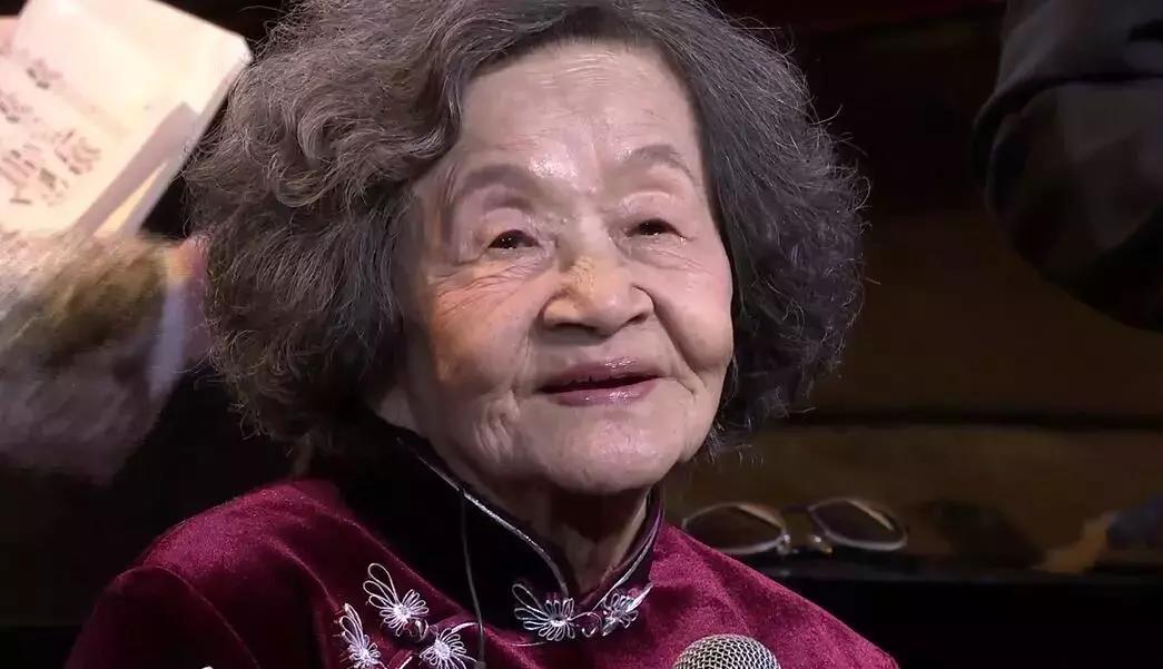 87岁老人弹梁祝,梁祝90多岁老人演奏钢琴