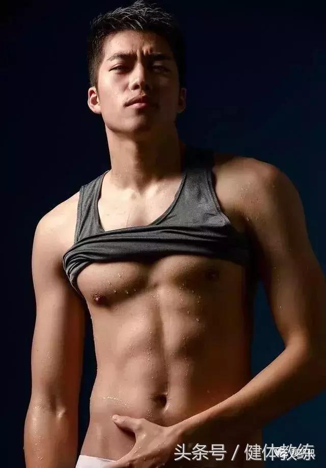 足球小哥去当兵了还拍照，鲜嫩可口会不会被……？