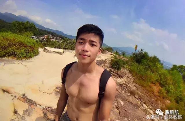 足球小哥去当兵了还拍照，鲜嫩可口会不会被……？