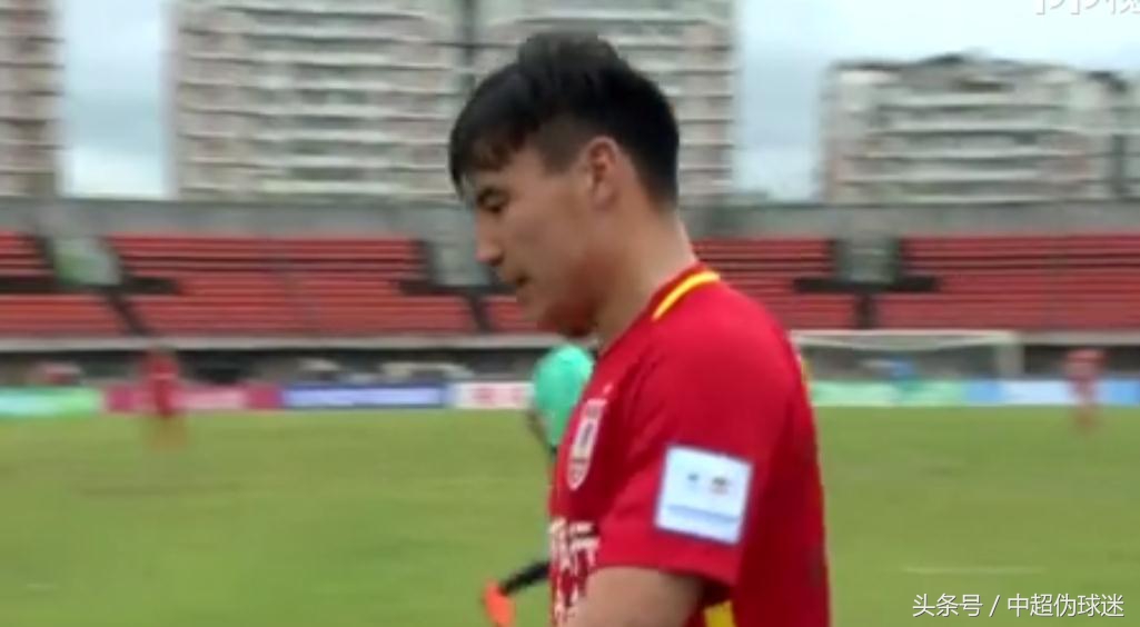 足协杯再现争议一幕,足球暴力犯规名场面