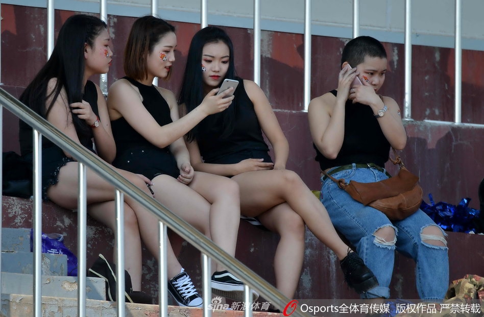 玉腿如林！足协杯看台美女狂秀腿