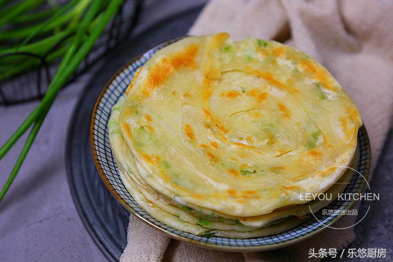 饺子皮做葱花薄饼的家常做法,剩的饺子皮怎么做葱花饼