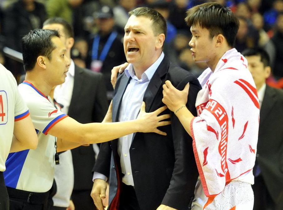 四大绯闻主帅人选缠身，山东男篮一大悬念待破解，一人被*疆新**截胡