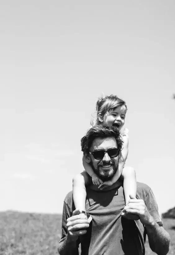 金钱是欲望的变现,钱是物质的满足爱是精神的支柱