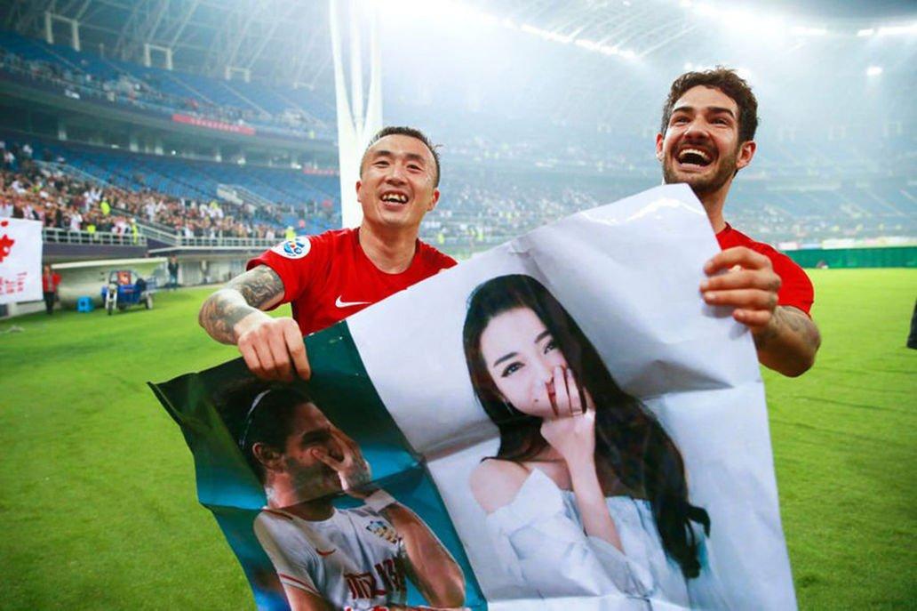 迪丽热巴烈火如歌,迪丽热巴烈火如歌被围观