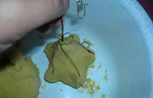 爆炸钩怎么上饵图解防挂底,爆炸钩钓法多久换饵为好