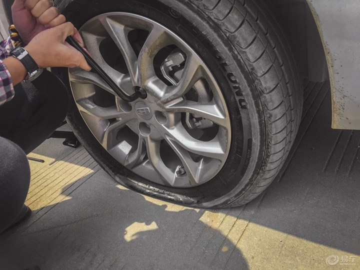 汽车轮胎小知识行车安全,车胎防扎胎小技巧