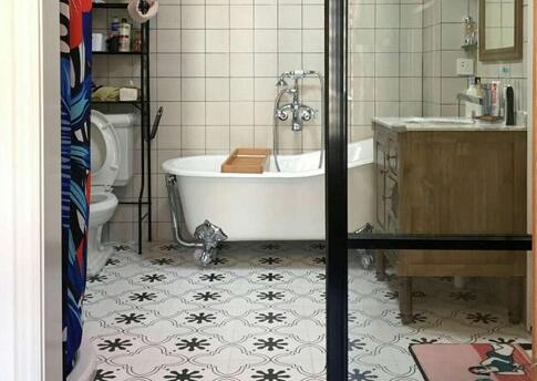 独立浴缸怎么装好看,浴室里面装上浴缸怎样搭配好看