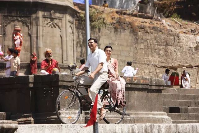 这个穿上女式*裤内**,血漏裤子,成全村变态的他,为爱造出了卫生巾