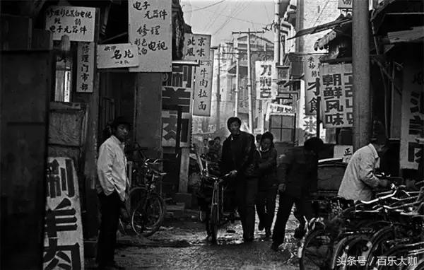 80年代的北京还不堵车车辆很少,80年代的北京牌汽车