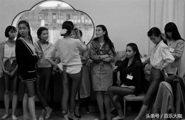 80年代的北京还不堵车车辆很少,80年代的北京牌汽车