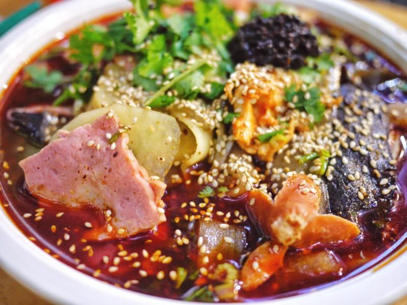 曾经的美食帝国强势回归，建设路要火了！