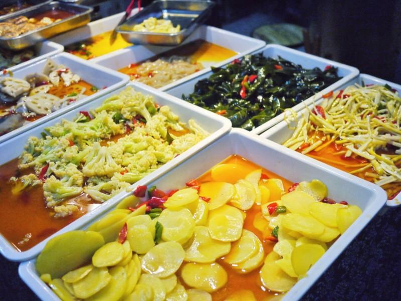 曾经的美食帝国强势回归，建设路要火了！