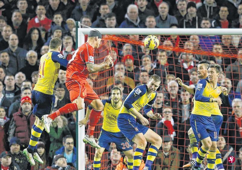 GOAL神奇:足坛第一硬汉是他?被“爆头”仍微笑后卫们学着点!