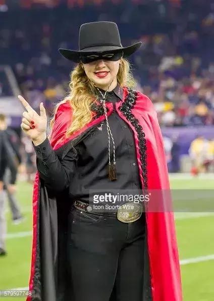 蒙面骑士策马冲入橄榄球赛场