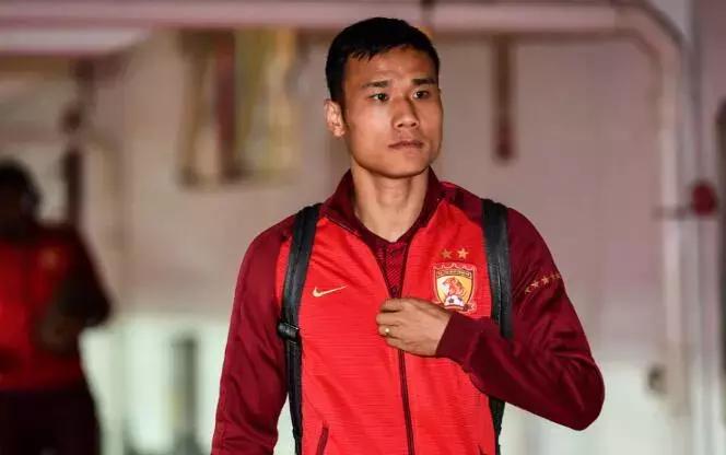 张成林让恒大后罚点球，球迷炮轰他：你是不是贵州派来的*底卧**！