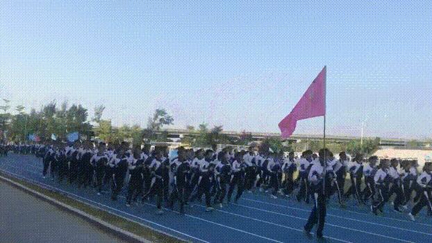 我在西乡中学，等一个人！