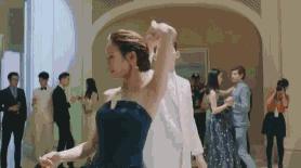 张钧甯被鱼尾裙坑了?她身上这条美上热搜的礼服裙被质疑是山寨的