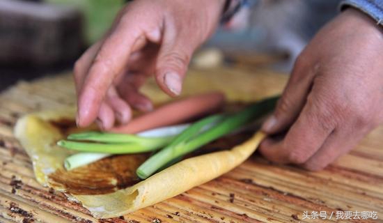 吃一口煎饼卷大葱光着膀子,吃煎饼卷大葱片段