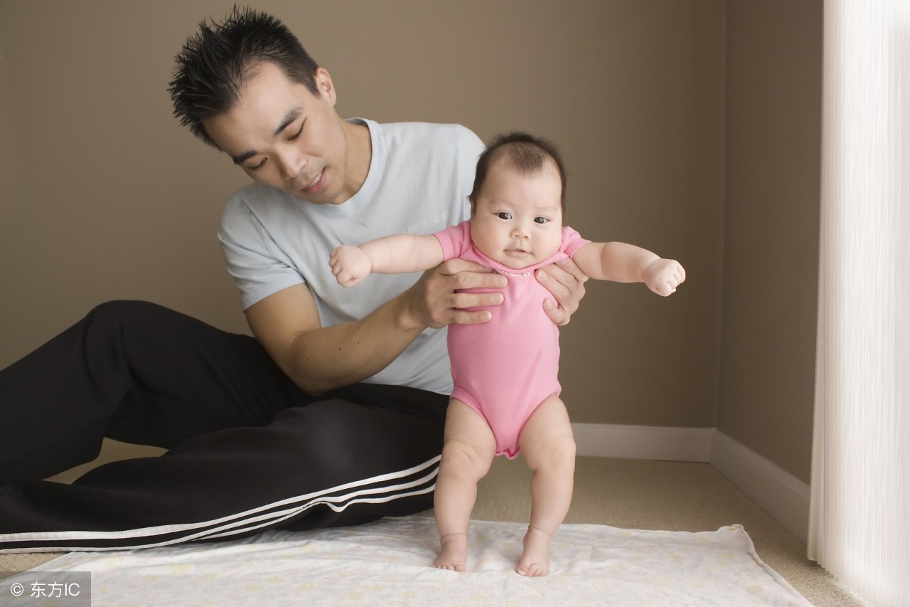 宝宝学走路有讲究,宝宝学走路认真走好每一步