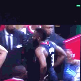 哈登被球迷怒怼,哈登拿球怒怼地面砸到自己的头