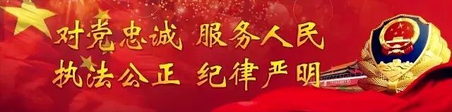 车辆变道电瓶车摔倒,电瓶车因为路口躲避轿车摔倒