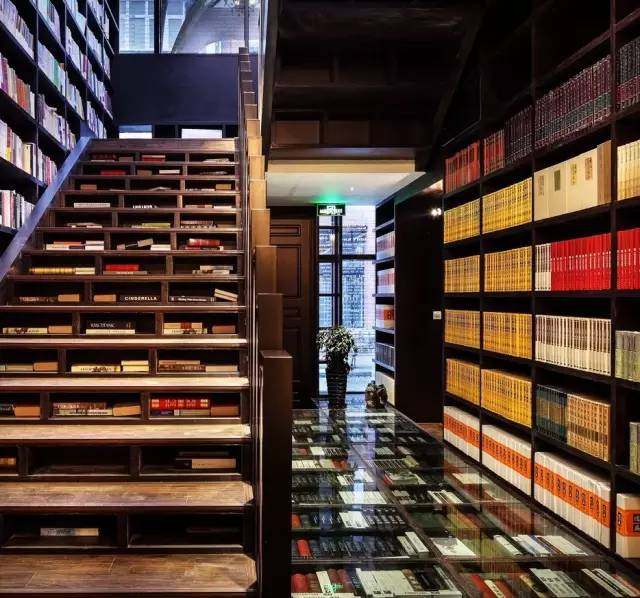 除了在杏花楼排网红青团，这条路还有上海最大书城和老爵士