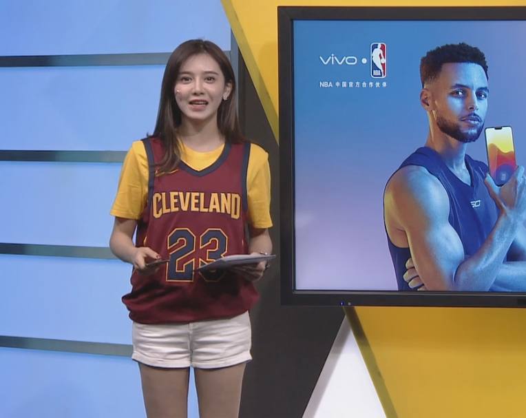 美娜穿老詹湖人白色球衣,有詹姆斯和韦德的骑士比赛