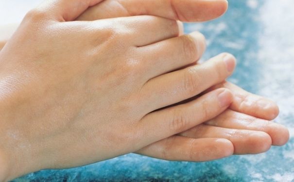 香蕉水去除老旧玻璃胶的效果好吗,玻璃胶粘手上用香蕉水能不能洗掉