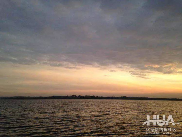 大风天水库钓鲫鱼,大风天在水库野钓视频