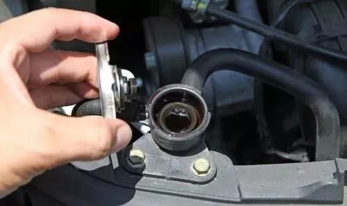 汽车冷却系统排空气,发动机冷却系统如何排空气