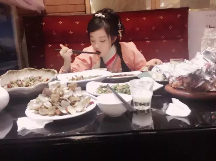 华丽汉服在外国街头惊艳外国人,中国汉服小姐姐美到哭了