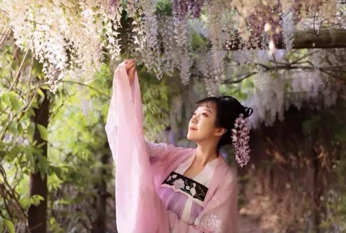 华丽汉服在外国街头惊艳外国人,中国汉服小姐姐美到哭了